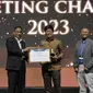 Direktur Utama PT Surya Citra Media Tbk (SCM) Sutanto Hartono menerima penghargaan The Best Industry Marketing Champion 2024 Media Sector dari MarkPlus, Inc. Foto: Liputan6.com/Arif Rachman