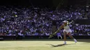 Aksi Caroline Wozniacki saat mengembalikan bola ke arah Timea Babos pada laga tunggal putri Wimbledon 2017 di Wimbledon Tennis Championships, London, (4/7/2017). Wozniacki menang 6-4, 4-6, 6-1. (AP/Alastair Grant)