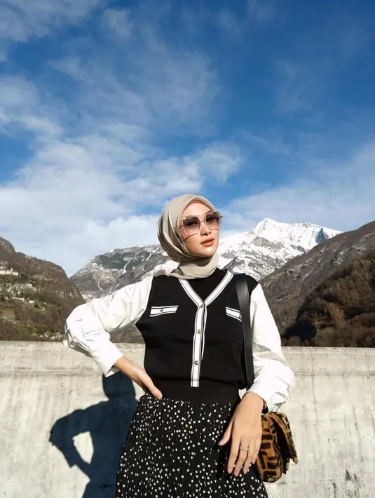 Gaya ala school girl yang disesuaikan dengan gaya personal kita juga bisa dicoba. Dengan ansambel hitam dan putih seperti kemeja dan vest serta hijab warna krem. [Foto: @indahnadapuspita]