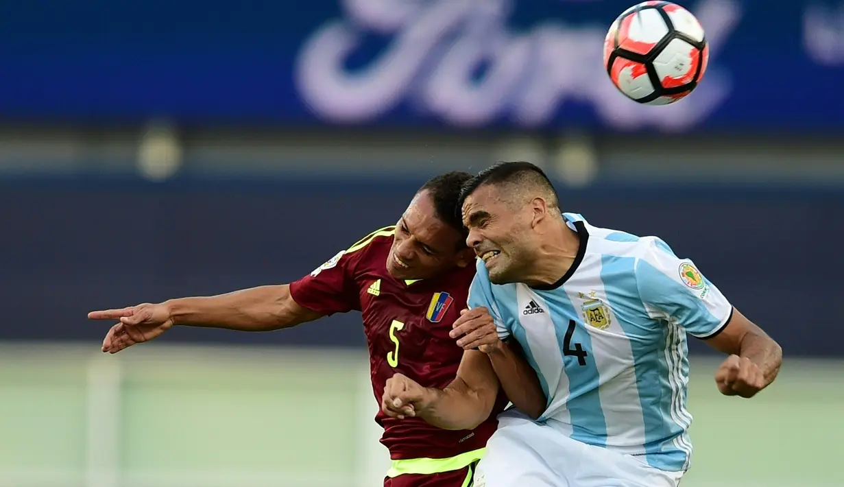Duel antara pemain Argentina, Gabriel Mercado, dengan pemain Venezuela, Arquimedes Figuera, dalam laga perempat final Copa America Centenario 2016 di Stadion Gillette, Massachusetts, AS, (19/6/2016). (AFP/Alfredo Estrella)