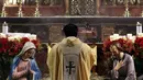 Suasana Misa Malam Natal 2022 di Gereja Katedral Jakarta, Sabtu (24/12/2022). Gereja Katedral Jakarta mengusung tema "Nusantara dan Kebhinekaan" pada perayaan Natal 2022. Misa Malam Natal di Gereja Katedral diselenggarakan secara tatap muka dengan protokol kesehatan yang ketat terbagi dalam tiga sesi, yakni pukul 16.30 WIB, 19.00 WIB dan 21.00 WIB. (Liputan6.com/Helmi Fithriansyah)