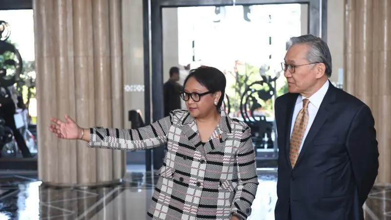 Menteri Luar Negeri Thailand Don Pramudwinai (kiri) dan Menteri Luar Negeri Indonesia Retno Marsudi bertemu dalam agenda Joint Commission Meeting di Yogyakarta, 6 Juli 2018. (Liputan6.com/Happy Ferdian)