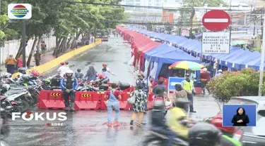 Ratusan PKL Jatibaru berunjuk rasa di depan kantor Ombudsman Jakarta menuntut laporan hasil akhir pemeriksaan penataan PKL.