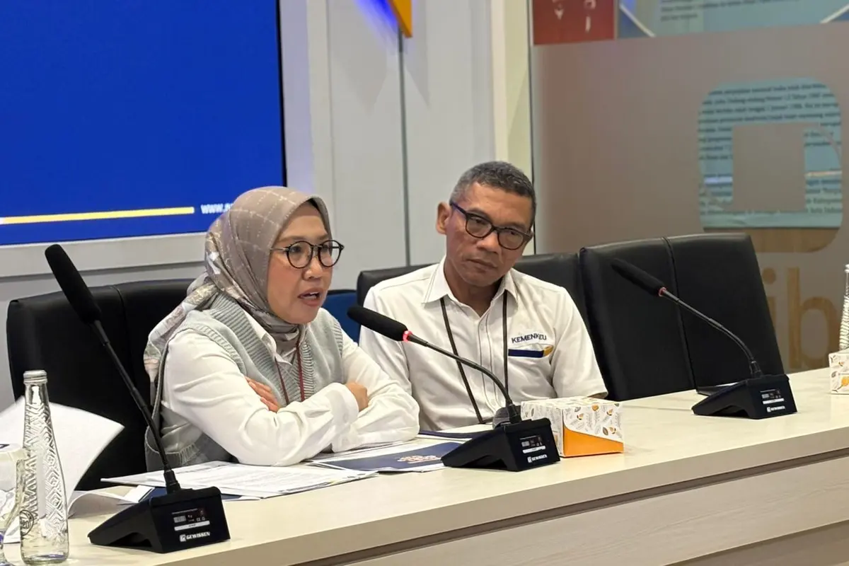 Direktur Penyuluhan, Pelayanan, dan Hubungan Mayarakat Direktorat Jenderal Pajak (DJP) Dwi Astuti dalam Media Briefing PPN atas Jasa Layanan Transaksi Uang Elektronik dan Digital, di Kantor Pusat DJP, Jakarta, Senin (23/12/2024). (Liputan6.com/Tira)