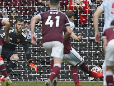 Pekan kelima Liga Inggris 2021/2022 telah usai dan menyisakan aksi-aksi menawan para pemain untuk meraih kemenangan. Aksi David De Gea di masa injury time dalam menepis tendangan penalti Mark Noble menjadi salah satunya. Bagaimana aksi pemain lainnya? (AFP/Ian Kington)