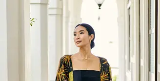 Happy Salma dikenal tidak hanya sebagai seorang seniman berbakat, tetapi juga sebagai sosok yang sangat mencintai budaya Indonesia, salah satunya melalui wastra Nusantara.  [@happysalma].