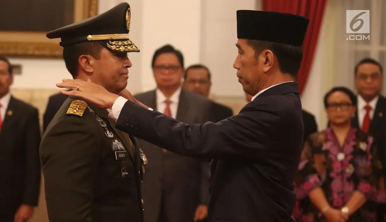 Presiden Joko Widodo menyematkan pangkat ke bahu Letjen Andika Perkasa saat pelantikan Kepala Staf TNI Angkatan Darat (KSAD) di Istana Kepresidenan, Kamis (22/11). Andika menggantikan Jenderal TNI Mulyono yang akan pensiun. (Liputan6.com/Angga Yuniar)