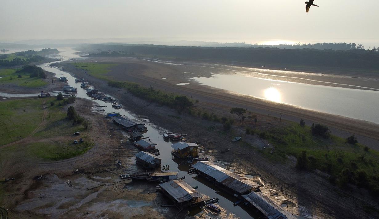 Rumah-rumah dan perahu-perahu terapung terdampar di dasar danau Puraquequara yang kering di tengah kekeringan parah, di Manaus, negara bagian Amazonas, Brasil, Kamis, 5 Oktober 2023. (AP Photo/Edmar Barros)