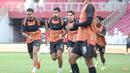 Maxwell Souza (paling kiri), Shayne Pattynama (tengah) dan Mauro Zijlstra (paling kanan) tampak serius megikuti latihan resmi  jelang pertandingan pekan ke-30 BRI Super League melawan Persis Solo yang bertempat di Stadion Utama Gelora Bung Karno (SUGBK) Jakarta pada Minggu (26/04/2026).