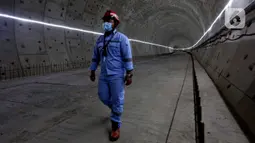 Aktivitas pekerja kereta cepat saat melakukan pengeboran terowongan dan pemasangan besi di tunnel 1 di daerah Halim dan tunnel 7 di daerah Padalarang, Selasa (25/5/2021). Diharapkan pada tahun 2022 KCIC siap beroperasi melayani penumpang. (Kapanlagi.com/Budy Santoso)