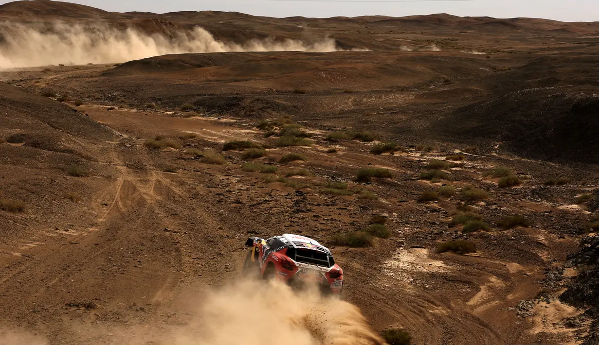  Peserta melewati Gurun Gobi saat beraksi di Etape 10 Reli Silkway yang melewati tiga benua dari Moskow ke Beijing berjarak 10.734 km, (19/7/2016). (AFP/Patrick Baz)