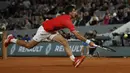 <p>Petenis Serbia, Novak Djokovic berusaha mengembalikan bola pukulan Rafael Nadal dari Spanyol dalam pertandingan perempat final turnamen French Open 2022 di stadion Roland Garros di Paris, Rabu (1/6/2022). Nadal berhasil melaju ke semifinal usai mengalahkan Djokovic dengan skor 6-2, 4-6, 6-2, 7-6(4). (AP Photo/Jean-Francois Badias)</p>