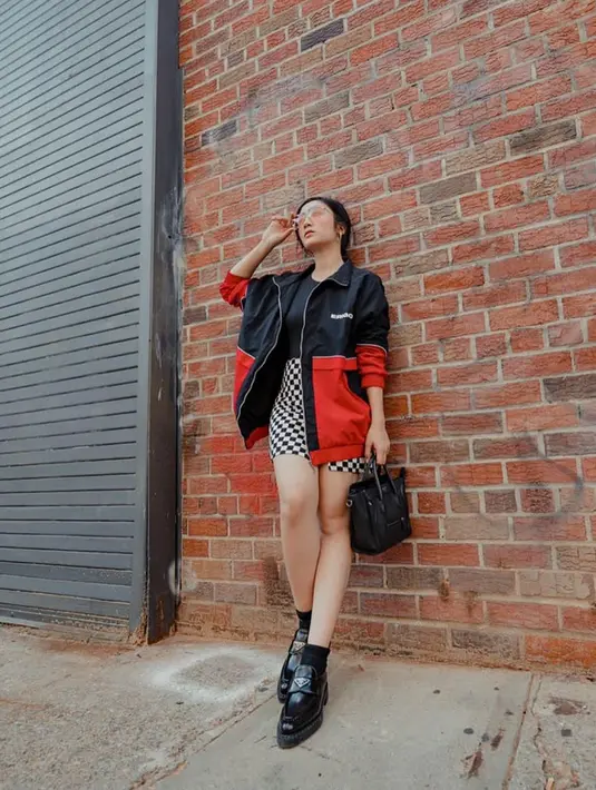 Dikenal sebagai salah satu selebriti yang hobi di bidang fashion, tentu penampilan dari Febby Rastanty tak pernah gagal. Ia juga tampak menenteng tas mewah keluaran dari brand Celine. (Liputan6.com/IG/@febbyrastanty)