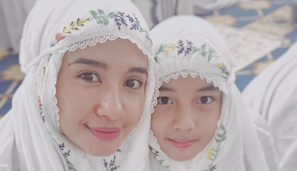 Bella kerap membagikan momennya bersama sang anak. Keduanya selalu terlihat kompak di berbagai kesempatan. Keduanya bahkan kerap disebut kakak beradik oleh netizen. (Liputan6.com/IG/laudyacynthiabella)