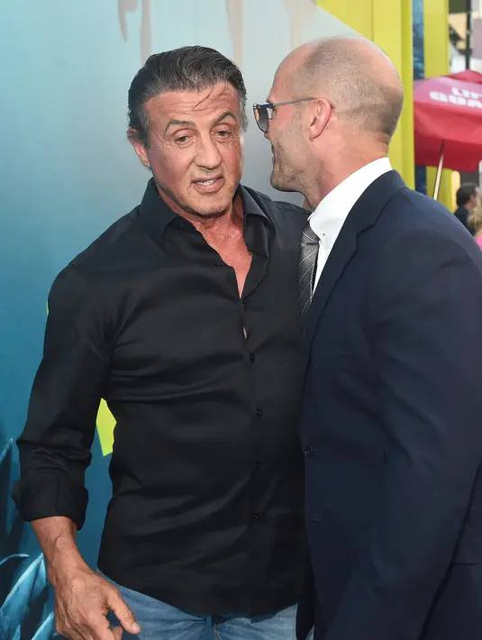 Jason Statham berbincang dengan Sylvester Stallone saat menghadiri pemutaran "The Meg" di Los Angeles, California, (6/8). Film ini dibintangi Jason Statham, Li Bingbing, Rainn Wilson, Rose Ruby, Winston Chao, dan Cliff Curtis. (AFP Photo/Lisa O'Connor)