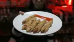 Pelayan menunjukkan potongan jari tangan monster di atas piring di bar V, Beijing, Cina, Jumat (28/11/2014). (REUTERS/Kim Kyung-Hoon)