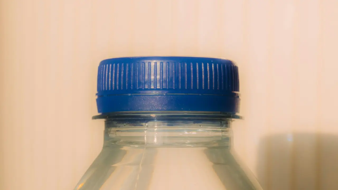Studi: Kebiasaan Minum Air dari Botol Plastik Sekali Pakai Tingkatkan Konsumsi Mikroplastik Tanpa Disadari