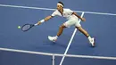 Petenis Swiss, Roger Federer melakukan pukulan ke arah lawannya, Damir Dzumhur dari Bosnia pada babak kedua AS Terbuka 2019 di Arthur Ashe Stadium, Rabu (28/8/2019). Sempat kewalahan di awal set, petenis unggulan ketiga dunia itu akhirnya menang 3-6, 6-2, 6-3, 6-4. (AP/Eduardo Munoz Alvarez)