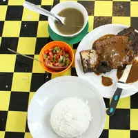 Kuliner Makassar di warung makan Mamink Daeng Tata (Ade Rachma Unzilla / Citizen Journalist Academy - Energi Muda Pertamina)