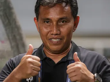 Ekspresi pelatih&nbsp;Timnas Indonesia U-17, Bima Sakti&nbsp;saat pertandingan Grup B Kualifikasi Piala Asia U-17 2023 melawan Timnas Guam U-17 yang berlangsung di Stadion Pakansari, Bogor, Senin (3/10/2022). (Bola.com/Bagaskara Lazuardi)