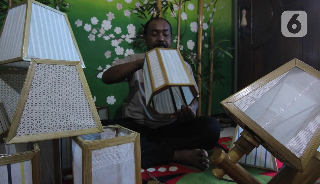 Nana Suryana (52), perajin lampion hias, mengerjakan pesanan konsumen di kawasan Benda, Kota Tangerang. Selasa (9/3/2021). Lampion hasil karyanya dibanderol dengan harga bervariasi mulai dari Rp 50ribu hingga Rp 1 juta. (Liputan6.com/Angga Yuniar)