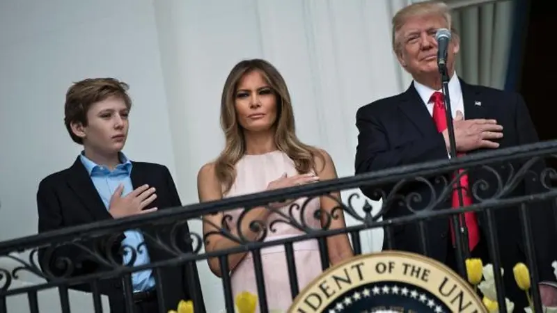 Senggolan Tangan Melania yang Selamatkan Muka Donald Trump