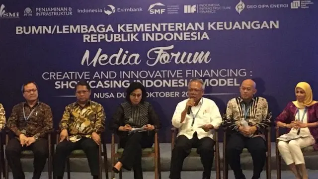 Menkeu Sri Mulyani, Menteri PUPR Basuki Hadimuljono, dan Menteri Kominfo Rudiantara menyaksikan penandatanganan perjanjian dukungan pembiayaan dan penjaminan sejumlah proyek infrastruktur dengan skema KPBU. (Dok Kementerian PUPR)