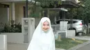 Beberapa momen penting seperti hari Iduladha, Ghea Indrawari selalu berpenampilan memakai hijab serta busana muslim. Busana muslim perempuan 23 tahun yang serba putih ini semakin memancarkan aura kecantikannya. (Liputan6.com/IG/@gheaindrawari)