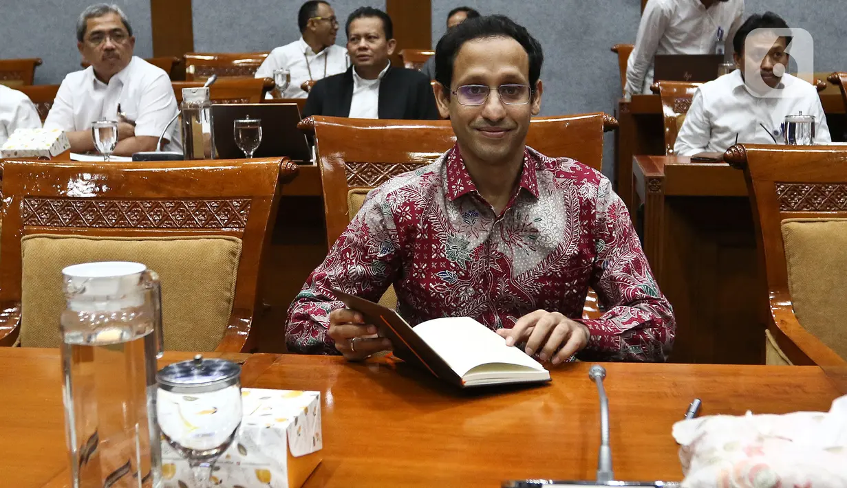 Menteri Pendidikan dan Kebudayaan Nadiem Makarim saat rapat dengan Komisi X DPR di Kompleks Parlemen, Senayan, Jakarta, Kamis (12/12/2019). Rapat membahas penghapusan Ujian Nasional (UN) pada 2021 dan sistem zonasi. (Liputan6.com/Johan Tallo)