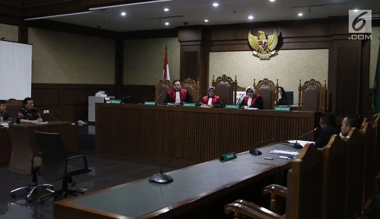 Mantan Ketua DPD Irman Gusman (dua kiri) saat mengikuti sidang pendahuluan di Pengadilan Tipikor Jakarta, Rabu (10/10). Menurut kuasa hukum Irman, ada tiga alasan pengajuan peninjauan kembali (PK) ini. (Liputan6.com/Herman Zakharia)