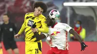 Pemain Borussia Dortmund, Axel Witsel, duel udara dengan pemain RB Leipzig, Dayot Upamecano, pada laga Bundesliga di Stadion Red Bull Arena, Sabtu (9/1/2021). Dortmund menang dengan skor 3-1. (AP/Michael Sohn)