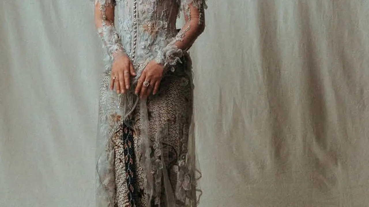 Gaya Publik Figur Dibalut Kebaya Modern saat Hadir di Acara yang Sama