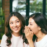 Ilustrasi perempuan melihat ponsel. (c) leungchopan/Depositphotos