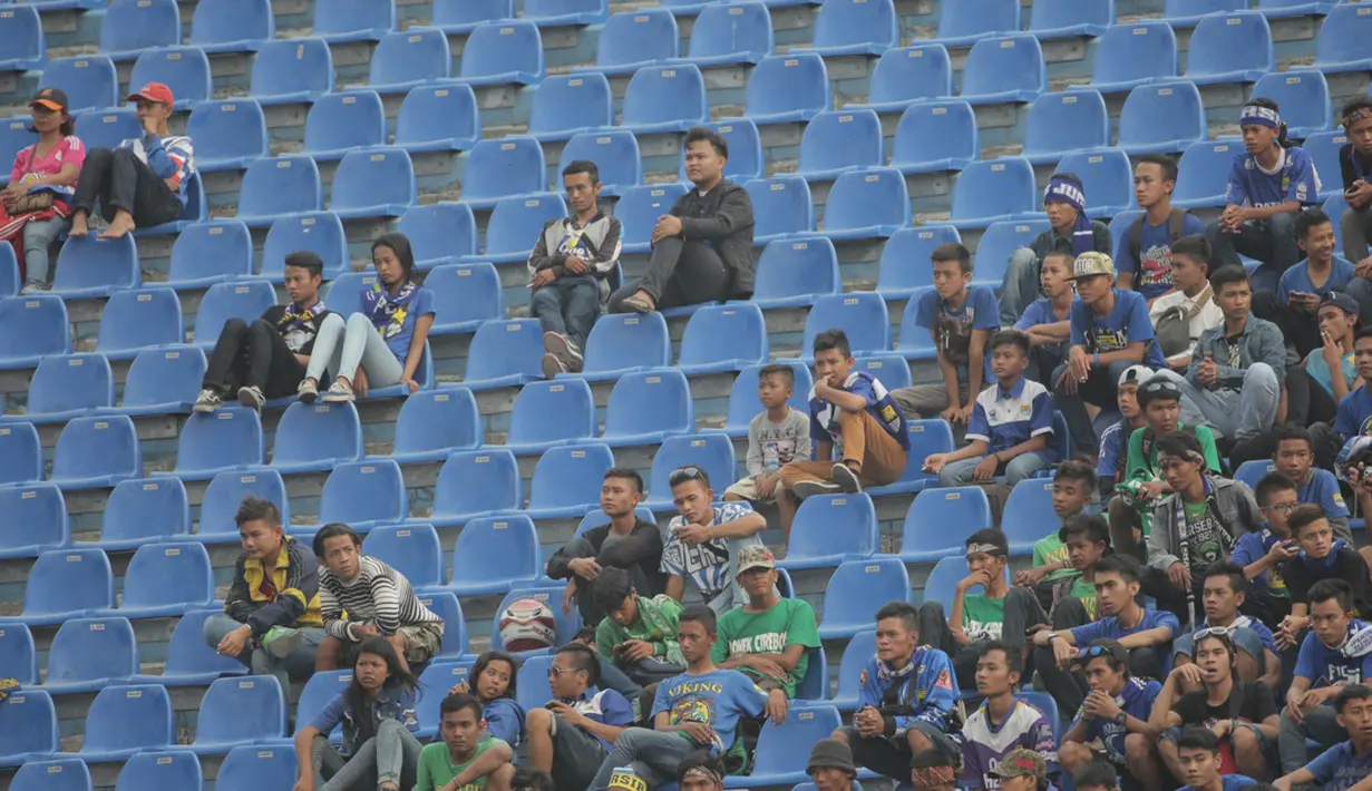 Sepinya penonton saat pertandingan persahabatan antara Persib Bandung melawan Malaysia All Stars di Stadion Si Jalak Harupat, Bandung, Sabtu (24/10/2015). (Bola.com/Nicklas Hanoatubun)