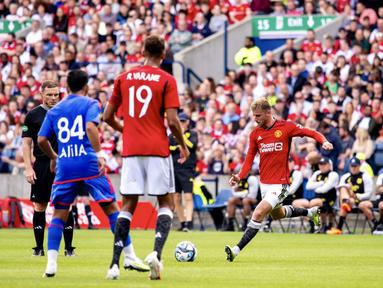 Pemain Manchester United, Mason Mount (tengah) berusaha menjebol gawang Olympique Lyon dalam pertandingan ujicoba yang berlangsung di di Stadion Murrayfield, Rabu (19/07/23). (Twitter/@ManUtd)