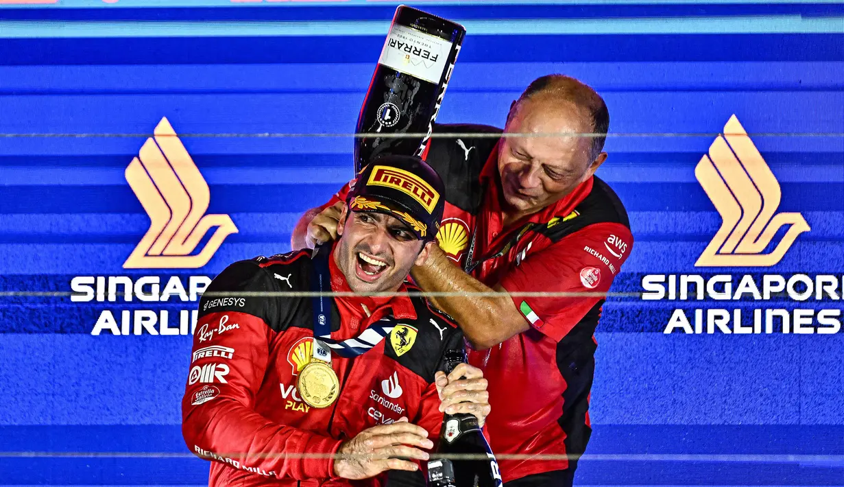 Pembalap Spanyol dari tim Scuderia Ferrari, Carlos Sainz yang memulai balapan dari posisi pole position berhasil menjadi yang tercepat dalam balapan F1 GP Singapura 2023 sepanjang 62 laps yang berlangsung di Marina Bay Street Circuit, Singapura, Minggu (17/9/2023) malam WIB dengan catatan waktu 1 Jam 46 menit 37,418 detik. Posisi kedua ditempati pembalap MCLaren, Lando Norris dan posisi ketiga diisi oleh pembalap Mercedes, Lewis Hamilton. Satu yang unik dari hasil balapan seri ke-15 musim ini adalah menjadi kali pertama tak ada pembalap dari tim Red Bull yang meraih podium seperti pada 14 seri sebelumnya. Raihan terbaik pembalap Red Bull dicapai oleh Max Verstappen, juara 12 kali musim ini, yang finis di posisi kelima. (AFP/Lillian Suwanrumpha)