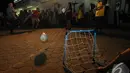 Aneka game dimainkan untuk menghibur para suporter yang datang untuk nobar  Liverpool vs Arsenal, Jakarta, Minggu ( 21/12/2014)(Liputan6.com/Miftahul Hayat) 