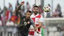 Penyerang Makedonia Utara Aleksandar Trajkovski berebut bola dengan bek Kroasia Martin Erlic pada laga uji coba internasional menjelang Piala Eropa 2024 di stadion Rujevica Selasa (4/6/2024) dini hari. (AP Photo/Darko Bandic)