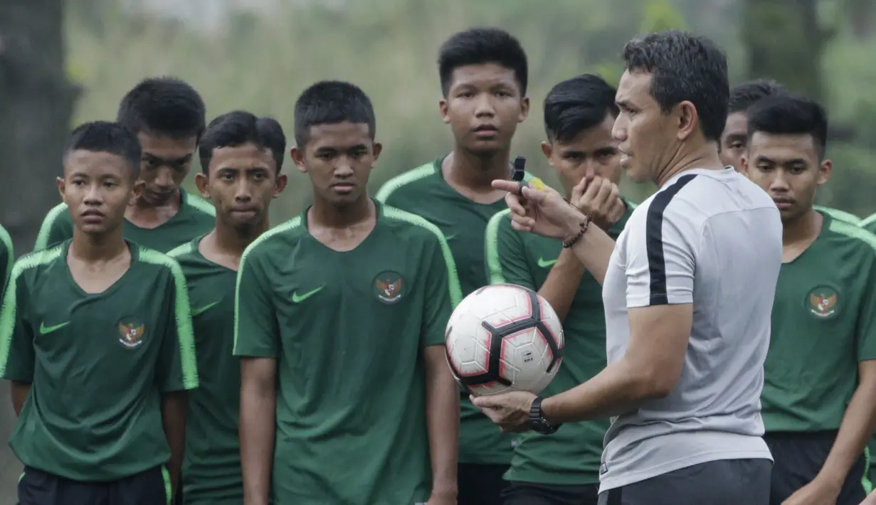 Pelatih Timnas Indonesia U-16, Bima Sakti, saat pemusatan latihan di Sawangan, Senin (13/5). Sebanyak 41 anak mengikuti seleksi untuk memperkuat timnas di Piala AFF U-15 2019 di Thailand. (Bola.com/M Iqbal Ichsan)
