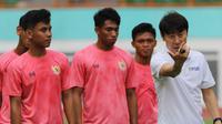 Manajer pelatih Timnas Indonesia, Shin Tae-yong, memberikan arahan saat latihan Timnas U-19 di Stadion Wibawa Mukti, Senin (13/1/2020). Pria asal Korsel ini menjalankan tugas perdananya dengan memantau dan memberikan arahan di seleksi timnas U-19. (Bola.com/M Iqbal Ichsan)