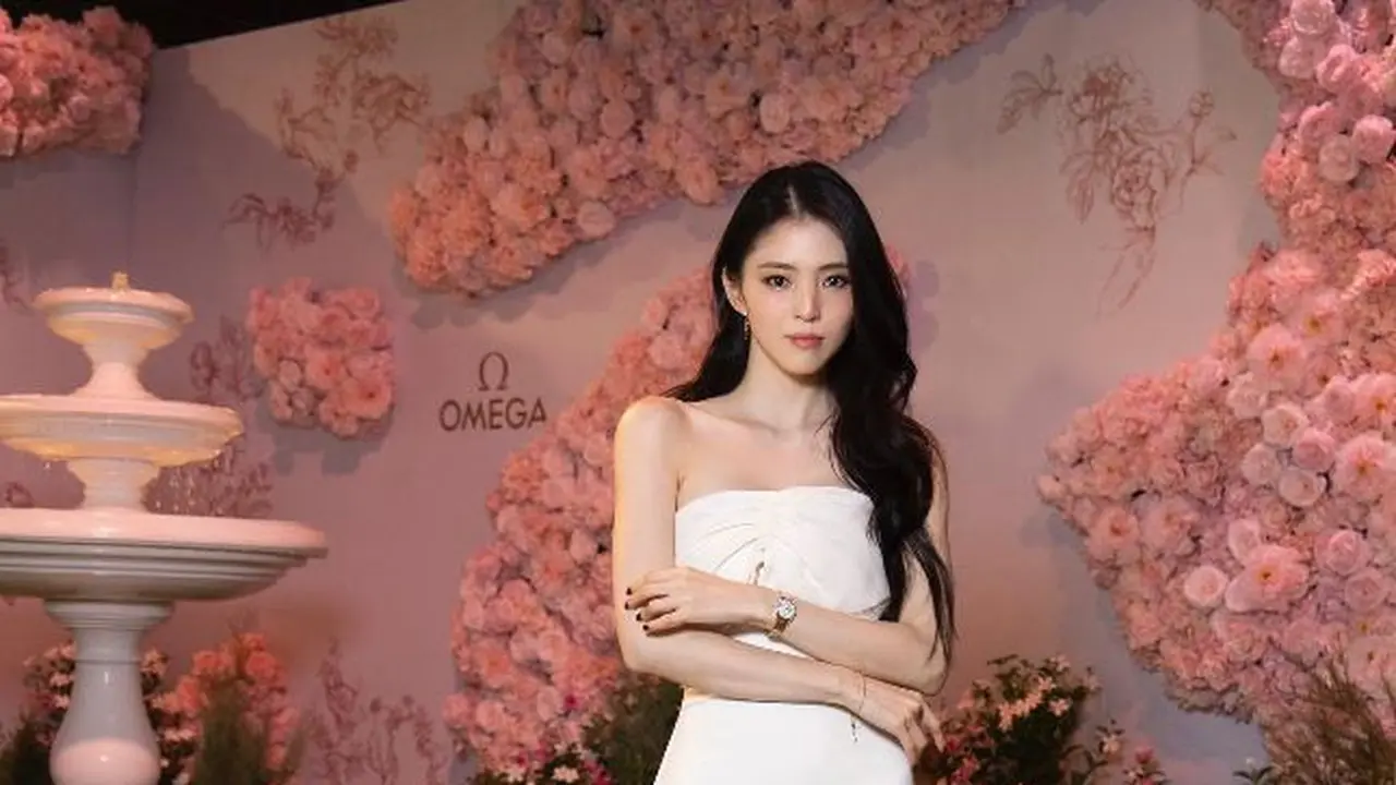 Han So Hee Tampil Cantik Bergaun Putih di Event Omega Thailand, Curi Perhatian Pose Bareng Win Metawin