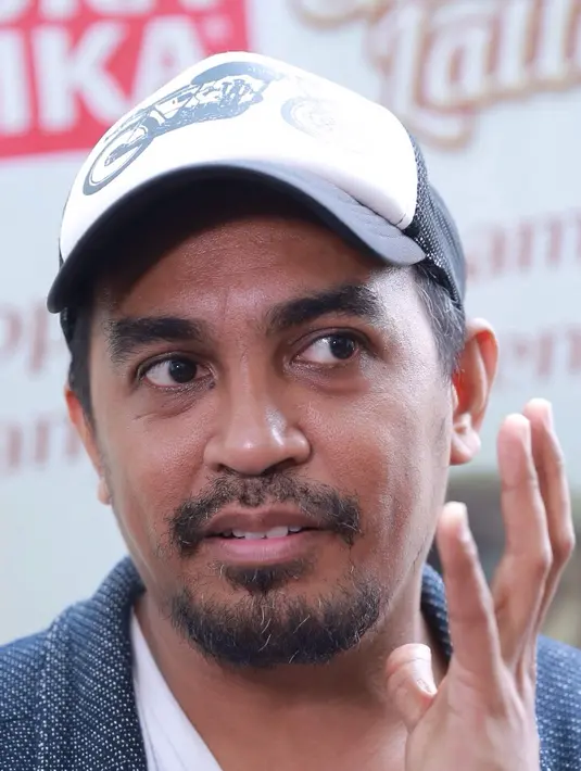 Menurut Sutradara Angga Dwimas Sasongko, salah satu lagu yang judulnya 'Menanti Arah' sangat sempurna menjahit keseluruhan alur cerita. Tidak hanya bicara cinta, tapi juga berbicara dalam kontek sosial dan politik. (Galih W Satria/Bintang.com)