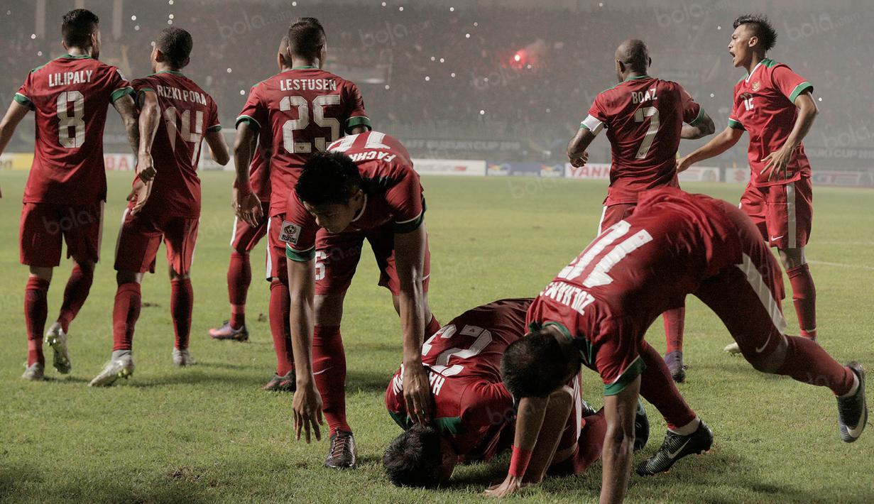 Tak lupa Hansamu Yama melakukan sujud usai mencetak gol kemenangan Timnas Indonesia atas Thailand. (Bola.com/Peksi Cahyo)