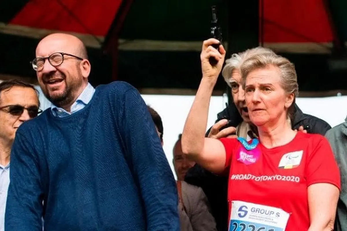 Reaksi Perdana Menteri Belgia Charles Michel saat Putri Astrid menembakan peluru tanda dimulainya lomba maraton (AFP)