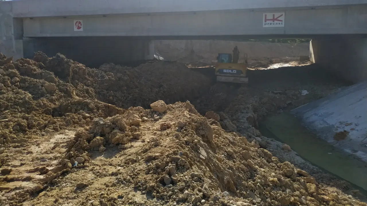 Pembangunan lintasan gajah di jalan tol Pekanbaru-Dumai