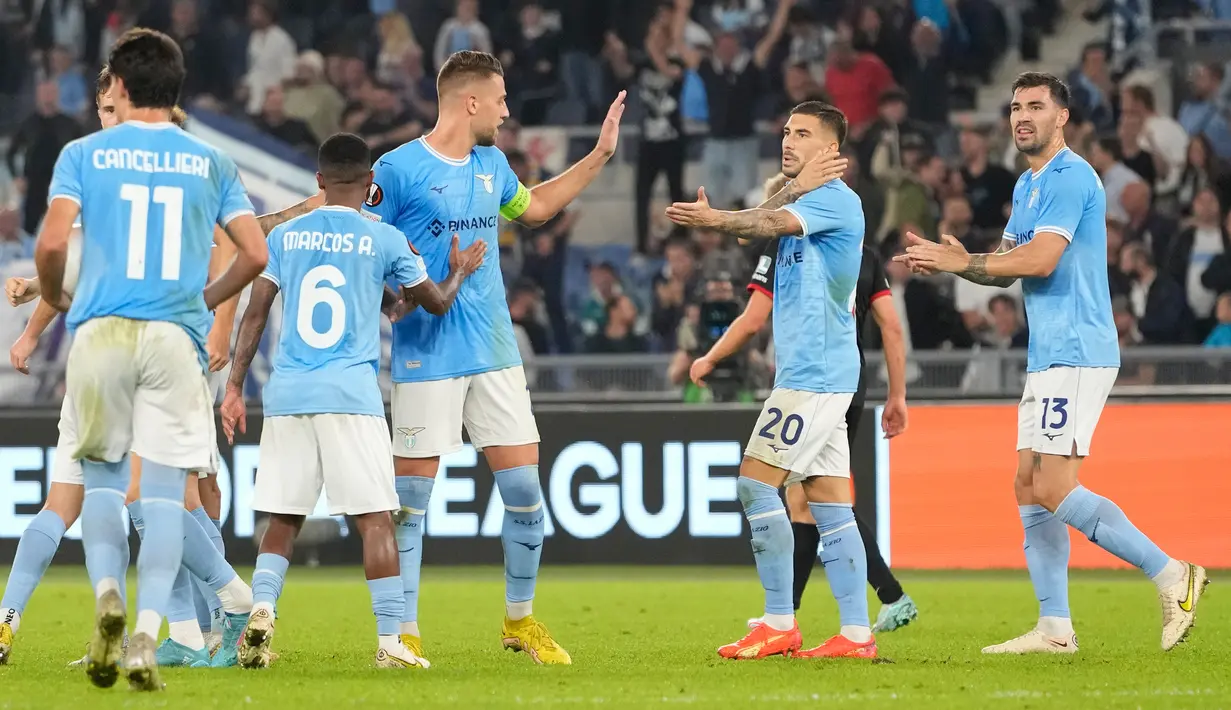 Pemain Lazio Sergej Milinkovic-Savic (tengah) merayakan dengan rekan satu timnya setelah mencetak gol ke gawang FC Midtjylland pada pertandingan sepak bola Grup F Liga Europa di Stadion Olimpiade Roma, Italia, 27 Oktober 2022. Lazio menang 2-1 atas FC Midtjylland. (AP Photo/Alessandra Tarantino)