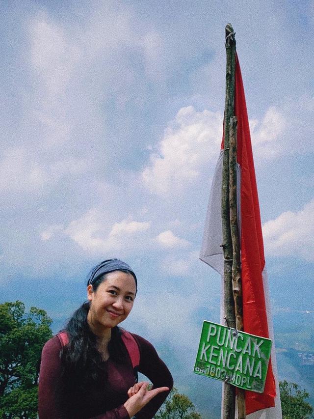 7 Momen Sherina Munaf Mendaki Gunung Kencana, Sempat Jatuh Waktu Turun