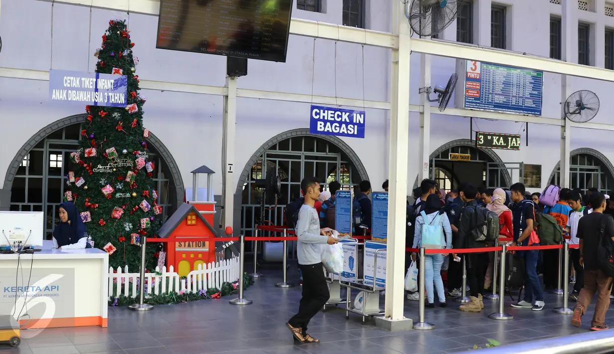 Antrean calon penumpang di Stasiun Senen jelang malam natal, Jakarta, Sabtu (24/12). PT Kereta Api Indonesia telah memberangkatkan 21806 penumpang perhari ini saat libur Natal 2016 dan Tahun Baru 2017. (Liputan6.com/Herman Zakharia)