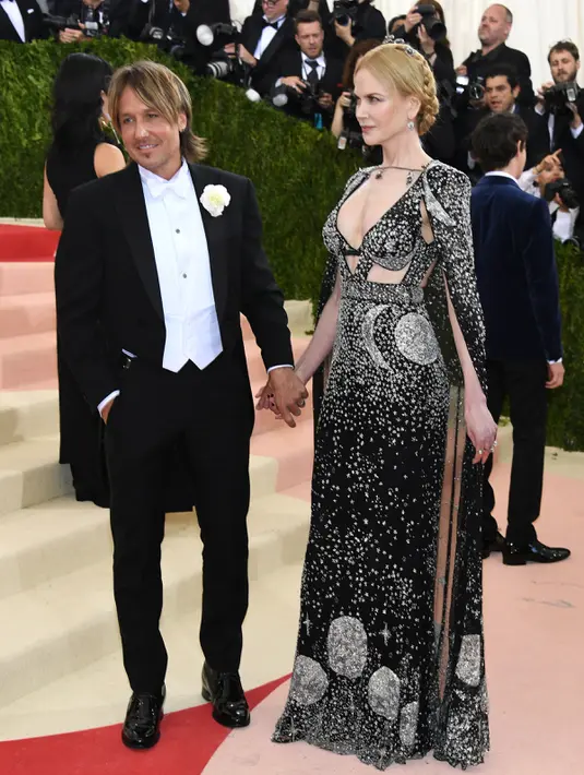 Pasangan seleb, Keith Urban dan Nicole Kidman tampak bergandengan tangan saat tiba ajang Met Gala 2016 yang digelar di Metropolitan Museum of Art, New York City, Senin (2/5). (Larry Busacca/GETTY IMAGES NORTH AMERICA/AFP)