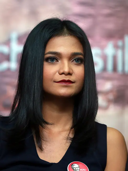 Wanita dengan kulit hitam manis ini sengaja memberikan nama ‘Love & Kiss’. Ia mempunyai makna sendiri dari kata Love yang menceritakan kisah cintanya dan Kiss yang tak lepas dari penampilan cantik dan seksinya selama ini. (Deki Prayoga/Bintang.com)